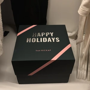 Hickap julkalender med smink - Exklusiv julkalender från Hickap fylld med överraskningar inom smink och skönhet. Kalendern har 24 luckor med produkter som mascara, läppglans, highlighter, sminkborstar och mer. Snygg design med vintermotiv och lyxig box med rosa detaljer.💕💕