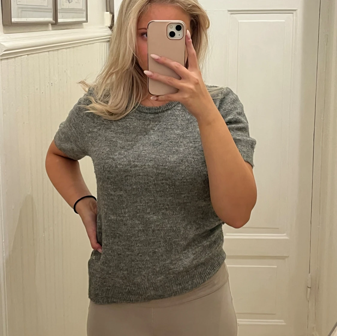 Grå stickad kortärmad tröja