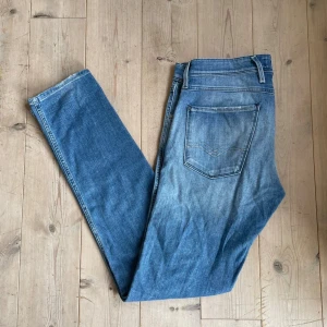 Replay blå jeans slim fit - Säljer ett par klassiska blå jeans från Replay. Jeansen har fem fickor, normal midja och tydliga sömmar. Materialet är mjukt denim i bomull med en lätt tvättad look. Perfekta för en avslappnad stil.                                                 Pris kan diskuteras!