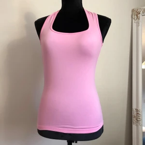 Rosa linne - Gulligt linne som tyvärr inte kommer till användning. Längd ca 60cm0.