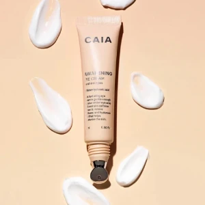 CAIA Awakening Eye Cream 15ml - CAIA Awakening Eye Cream med koffein och hyaluronsyra, passar alla hudtyper. Kommer i en beige tub med svart text och har en metallapplikator för smidig applicering under ögonen. Perfekt för att återfukta och pigga upp trötta ögon. Endast använd någon gång så mycket produkt kvar. Kom gärna med prisförslag. Nypris 295 kr. Hör av er vid frågor!💓