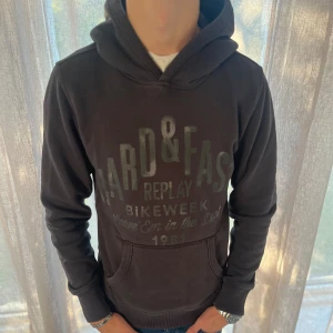 Replay hoddie - Replay hoddie i Storlek S📏färgen är Svart⚫️ hoddie är i bra skick lite uttvättad. Nypris:- 1500-2000kr💸 modellen är 180cm📏skriv för mer info eller Måtten✅
