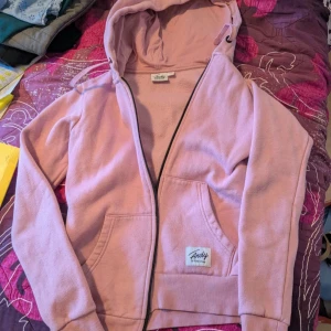 Ljusrosa hoodie - Mysig ljusrosa hoodie från Andy/Frank Dandy i storlek XS. Tröjan har huva med snörning, dragkedja framtill och två stora fickor. Perfekt för chill dagar och enkel att matcha med jeans eller leggings.