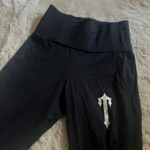 Leggings från Trapstar - Svarta leggings från Trapstar med hög midja, vit logga på låret och meshdetaljer 