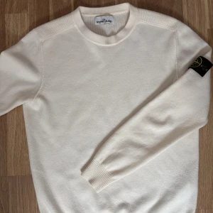 Cream/vit ull tröja från Stone Island - Använd max 3 tillfällen, nypris ca 3800kr