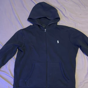 Mörkblå polo Ralph lauren zip. - En snygg mörkblå polo Ralph lauren zip Hodie. I storlek M men passar även L.