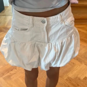 Jeanskjol zara  - Supersöt vit ballongkjol från Zara med volang, intressekoll säljer vid köp av flera saker ❣️
