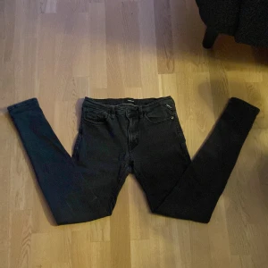 Replay anbass hyperflex - Svarta jeans från replay byxorna är hyperflex och sitter slim hör av dig vid intresse!!