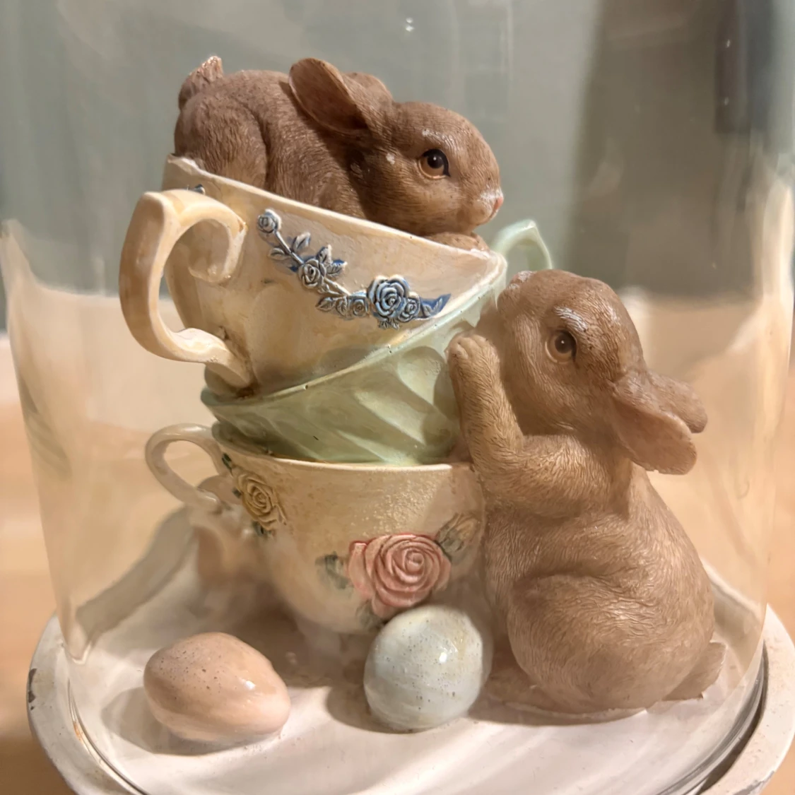 Dekorativ glasmonter med kaniner och tekoppar - 1