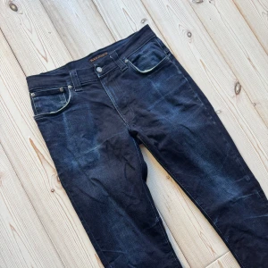Nudie Jeans  - Säljer nu dessa Nudie jeans i riktigt bra skick med riktigt snygga tvätt märken. Modell: Thin fin. Storlek: 32W 34L, men sitter mer som 31W 34L. Nypris: 1800kr. Mitt pris: 449kr. Pris kan diskuteras vid snabba affär! Skriv vid frågor eller för fler bilder 🤩