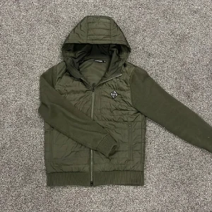 J.lindberg cardigan  - Tja säljer nu denna sällsynta gröna cardiganen från j.lindberg i storlek S för endast 2999 / Enda på marknaden då den är slutsåld överallt! Nypris 3600 / priset är ej hugget i sten! skriv i dm vid funderingar!🙌