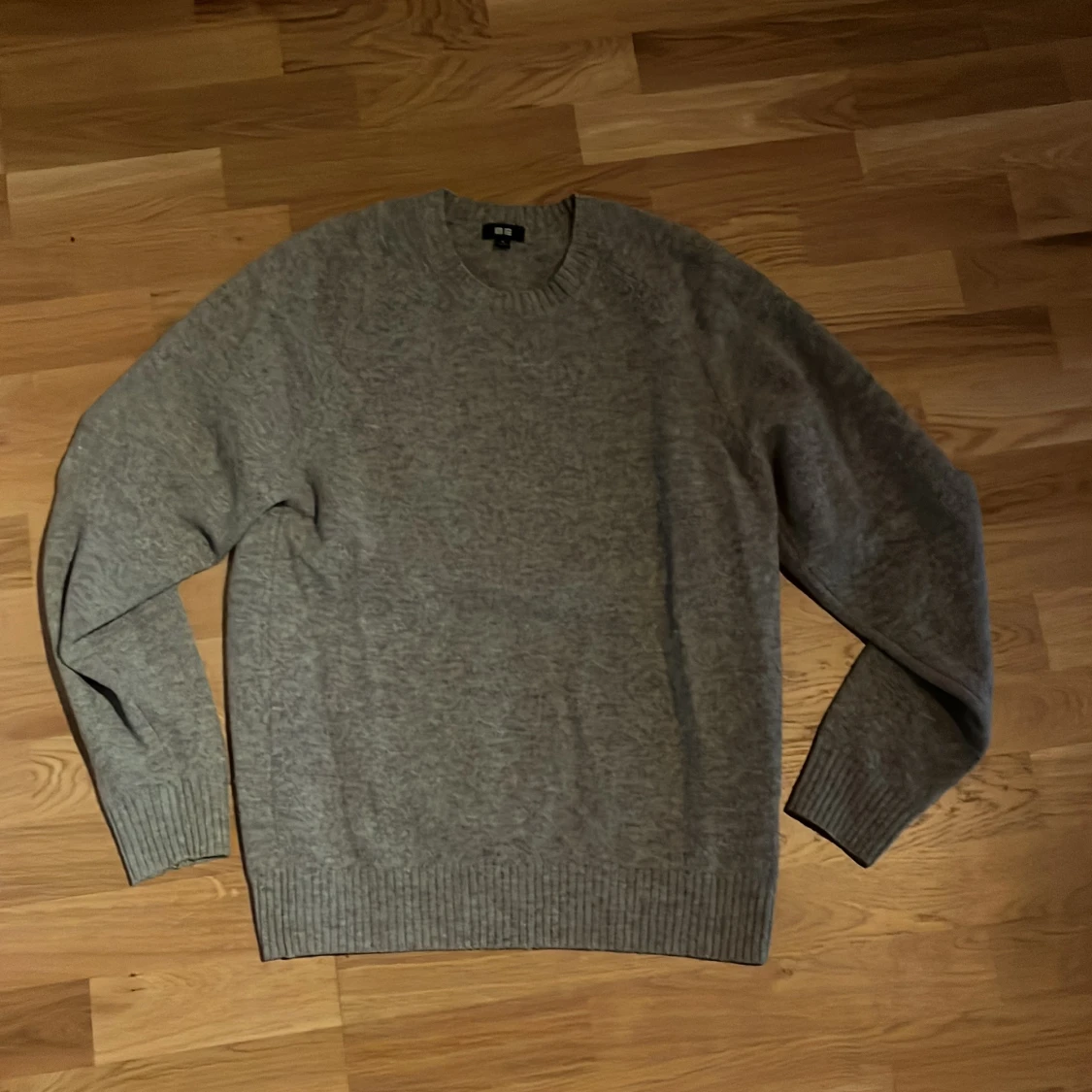 Grå stickad tröja från Uniqlo