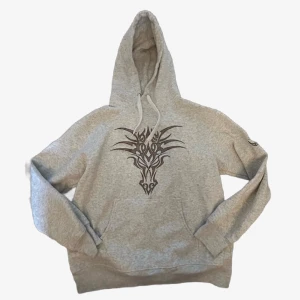 Cool hoodie! - Grå hoodie med coolt tryck! Har en lite sminkfläck vid kragen men är verkligen inget som syns! (Tror inte ens det syns på bilden :)) använder inte längre💓