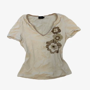 Söt topp! - Topp med blommigt mönster🌸 cool men använder aldrig! Köpt på secondhand🤞