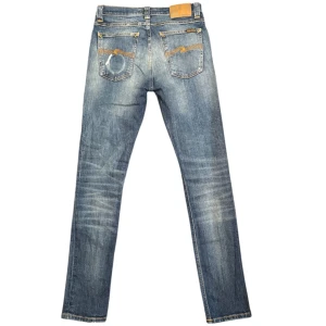 Nudie Jeans - Säljer dessa feta nudie jeans med extremt snygga slitningar! Anvönsingen ger dom en unik look som är svår att uppnå med nya jeans! Storleken är W29 | L30🔥