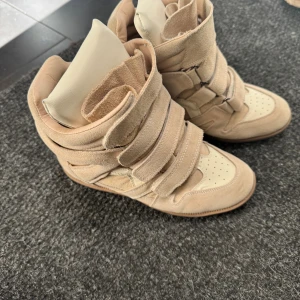 Isabel marant kopier  - Säljer ett par isabel marant kopier detta är ett par exakta kopier där dom ser exakt ut som originalet jätte bra skick knappt använda❤️i storlek 39 men passar 38 också, vid minsta fråga är det bara att höra av sig❤️