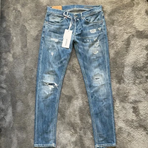 Dondup jeans - Tja! Säljer nu dessa sköna dondup jeansen! Jeansen är i fint skick med orginal slitningar och en fin tvätt! Storlek 34! Skriv vid bilder eller frågor!