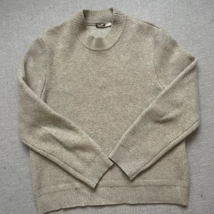 Stickad tröja - En grå skön tröja ifrån Isabell Marant. Pris kan diskuteras. Hör av dig vid frågor eller fler bilder!