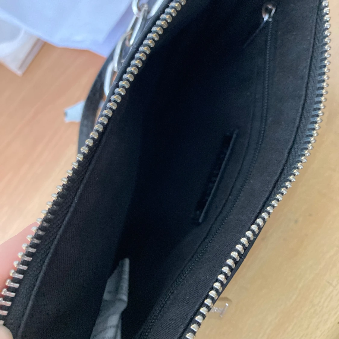 Svart handväska med kedja från pull&bear - 2