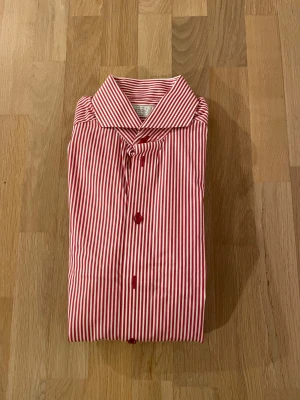 Rödvit randig skjorta från Eton - Säljer en snygg randig skjorta från Eton i contemporary fit. Nypris ca 1700kr mitt pris endast 199 kr. Fraktar inom 1 dag, om du har någon fundering så är det bara att höra av sig😊