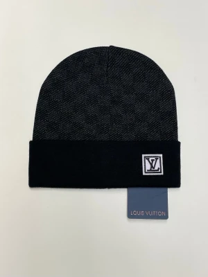 Lv Mössa - Säljer en helt ny mössa aldrig använd. Storlek One Size. Snabb frakt, postas inom 24h efter köp. Skriv gärna om du har fler frågor. Kan även hämtas i Stockholm.