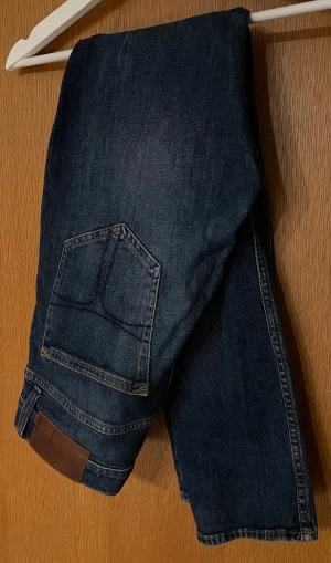 Tiger of Sweden jeans - Märke: Tiger of Sweden | Modell: Pistolero | Passform: Slim | Storlek: 31/32 | Färg: Mörkblå | Skick: 9/10 | Defekter: Inga | Ställ gärna frågor!