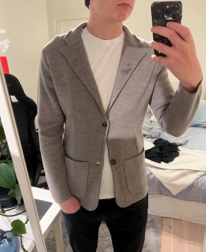 Merino cardigan - Säljer nu denna cardigan som är köpt på sand copenhagen för någon månad sen. Cardiganen e knappast använd och är i väldigt bra skick. Nypris ligger på 3000 kr. Tröjan är väldigt snygg och är 50 procent merino material. Kan gå ner i pris vid snabb affär. 