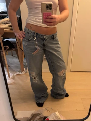 lågmisjade jeans  - fett snygga lågmidjade jeans med snygga hål ÄLSKARRRRR uppfattad storlek S-M