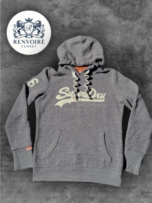 Fet superdry hoodie - Riktigt fet och eftertraktad hoodie från superdry som är i riktigt fint skick. Storlek S men passar som en XS.