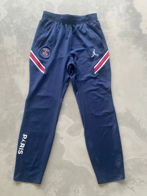 Psg x jordan träningsbyxor  - STORLEK 147-158cm I BARN
