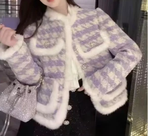 Tweed jacka  med knappar - Superfin jacka i ljuslila och vit rutig design med fluffiga pälsdetaljer längs kanter och fickor. Jackan har dekorativa knappar och två stora fickor framtill. Den är långärmad och har en loose passform som ger en chill och trendig vibe.
