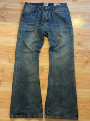 Gallery dept denim jeans - Gallery dept jeans med väldigt snygg färg och tryck. Jeansen har en skön flare och passar till nästan allt.