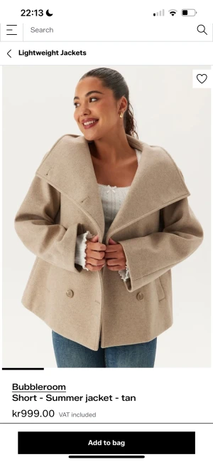 Beige kappa från Bubbleroom - Kort beige kappa från Bubbleroom med bred krage och dubbelknäppning framtill. Jackan har en loose passform och är tillverkad i ett ull-liknande material. Perfekt för dig som gillar stilrena och trendiga plagg. Skriv för fler bilder❤️ och skriv för prisförslag ❤️