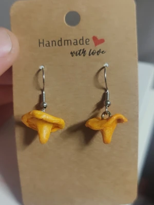 Kantarell öronhängen  - Kantarell öronhängen gjord med polymerlera. Krokar finns som plastkrokar, silverpläterade eller sterling silver. Säg till innan köp så att jag har det hemma. 
