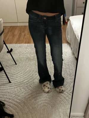Bootcut jeans från Cheap Monday 26/32 - Säljer ett par mörkblå bootcut jeans från Cheap Monday i modellen Booty. Jeansen har klassisk femficksdesign, kontrastsömmar och en snygg passform som sitter tajt upptill och släpper vid benen. Perfekt för dig som gillar retrovibbar och cool stil. Pris kan diskuteras 