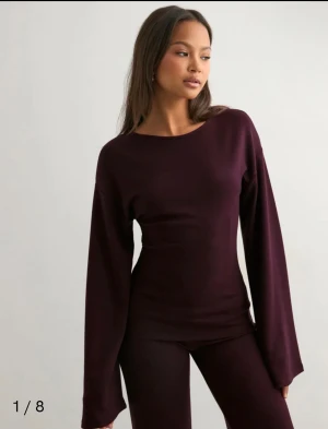 Vinröd långärmad topp från Nelly - Säljer en vinröd långärmad topp från Nelly i storlek M. Toppen har en enkel och stilren design med rund halsringning och figurnära passform. Materialet är mjukt och stretchigt, perfekt för en chill och snygg look. Passar dig som gillar basic med lite edge. Använd 2 gånger.