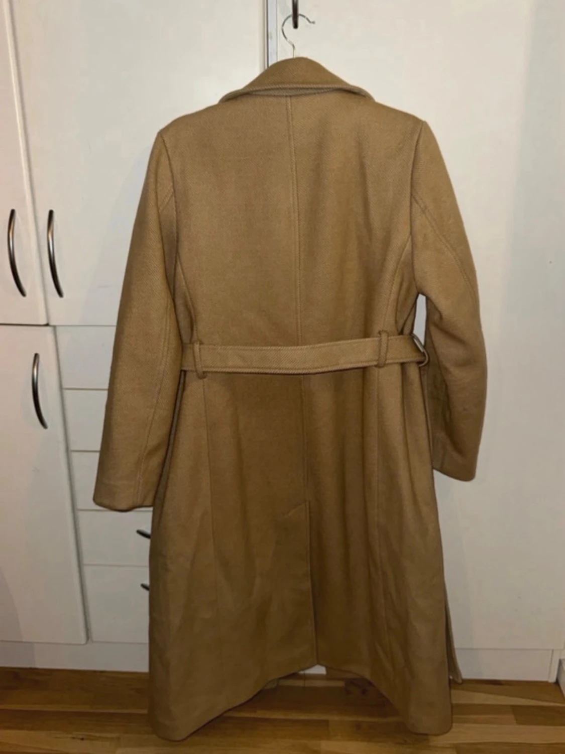 Beige kappa med bälte och bred krage - 5