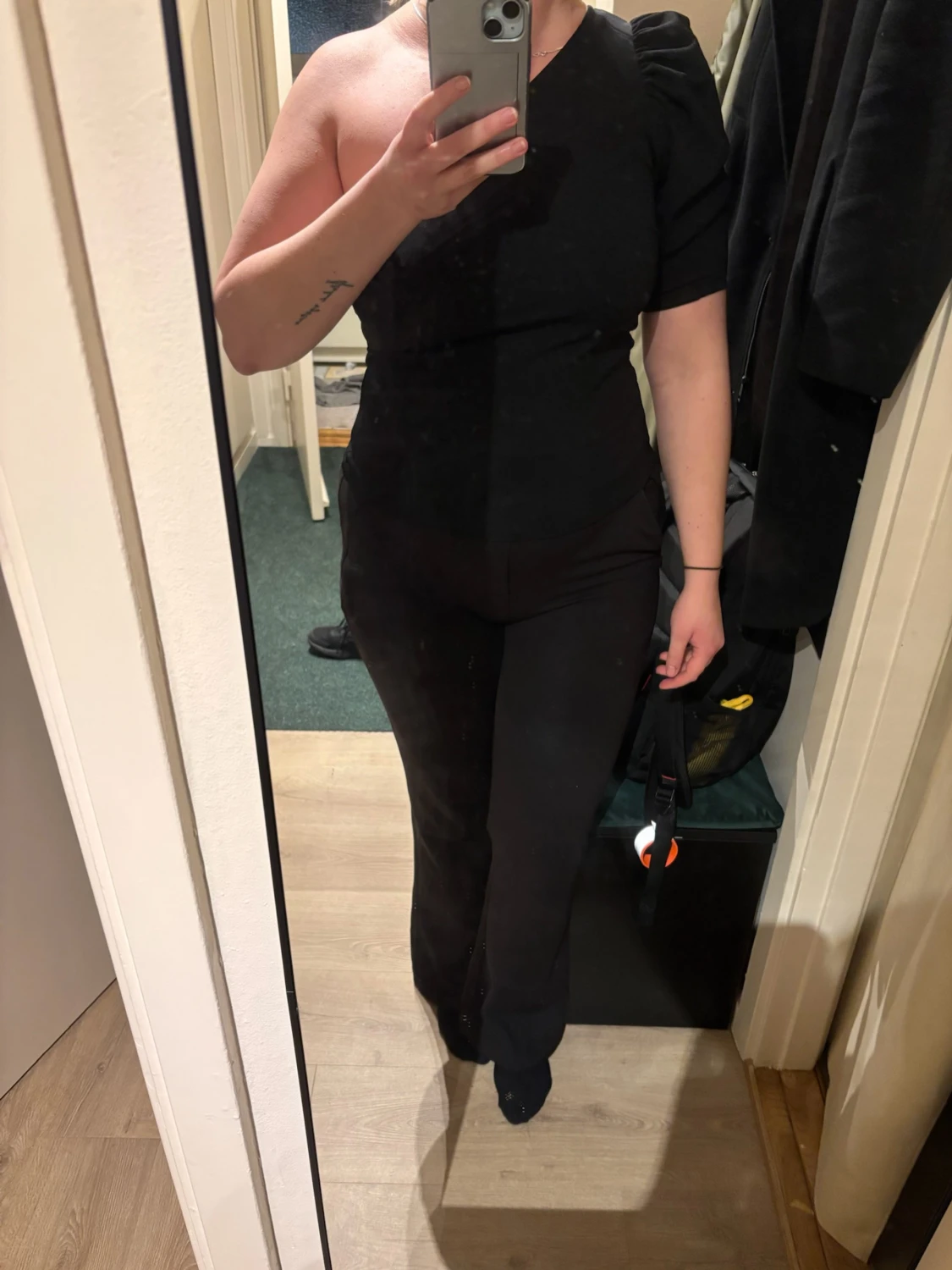 NY: Svart oneshoulder tröja med lite puffärm, MQ/MARQET - 3