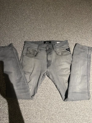 Replay jeans - Säljer nu mina Replay anbass då de inte längre passar. De är i storlek W31 L32: 40cm bredd och 100cm längd. De är i bra skick bortsett från ett väldigt litet hål som syns i sista bilden. Passar bra på någon som är runt 180cm!✅
