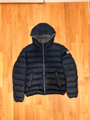 Colmar jacka  - Säljer nu den perfekta vinterjackan! En supersnygg och varm colmar jacka! Size 48 motsvarar S! Skick 8/10 bra skick nypris 4000kr! Kan gå ner i pris vid snabb och smidig affär! Hör av dig vid minsta lilla fundering 🤩