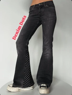 Denim Dots Jeans - Här är våra ”Denim Dots” jeans i storlek 34/XS⭐️ Mått: 35 cm rakt över midjan & 78 cm i innerbenslängd.