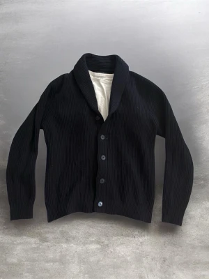 Massimo Dutti cardigan - En navy Massimo Dutti cardigan i strl M. Wool och cashmere blend, priset går stt diskutera