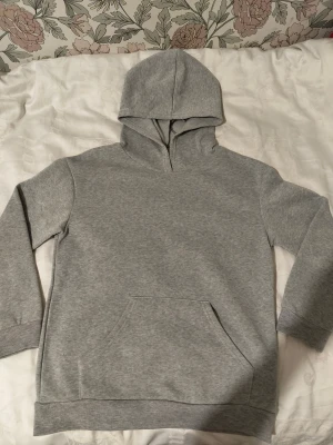 Hoodie🫰🏻 - Jag beställde hoodien, fast den kom för liten på mig. Den är inte använd. Materialet är jätte mjukt. Passar 13-14 år.
