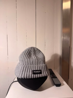 Dondup Mössa - Håll dig varm och stilfull med denna Dondup grå Ullhatt för män. Tillverkad av högkvalitativt tyg, är denna mössa den perfekta accessoaren för att komplettera din vinterlook. Skick 10-10 Använd ett par dagar i NewYork i våras. Ny pris 995kr mitt pris 199kr Vid frågor eller funderingar hör av er📩 