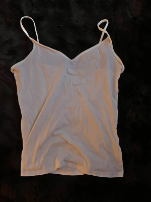 Vit linnetopp från Cubus i M - vit linnetopp från Cubus i storlek M. Toppen har smala axelband och en lätt v-ringad halsringning. 