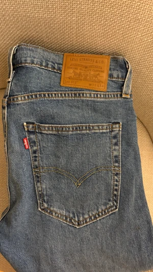 Levi's 512 blå jeans W31 L34 - Säljer ett par Levi's 512 jeans i klassisk blå färg. Modellen har en slim passform med något tapered ben och normal midja. Bara att höra av er vid frågor eller funderingar!😊