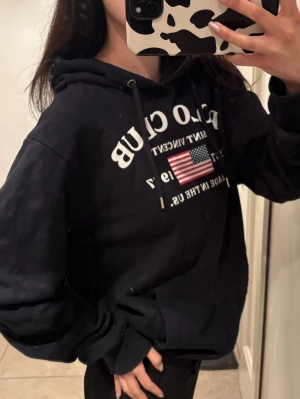 Polo club American league Hoodie - Mörkblå hoodie storlek M. Knappt använd - mycket bra skick. (Smutsig spegel)