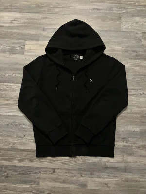 Ralph lauren zip hoodie  - Snygg Ralph lauren zip storlek S passar längderna 170-182 givetvis äkta och nypris på denna ligger runt 2800kr 