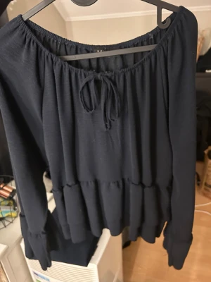 Marinblå blus - Jätte söt marinblå blus med lätte volangdetaljer. Perfekt till fest eller vardag!!