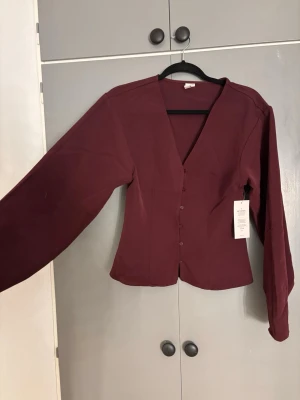 Blus - Aldrig använd tröja från Nelly